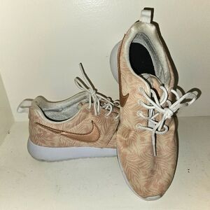 Nike Roshe One Youth Size 6Y Particle Peach Pink Hawaiian Print